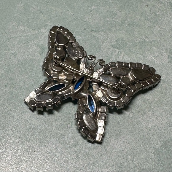 Vintage Weiss blue iridescent rhinestone brooch stamped silver hardware - Picture 4 of 7